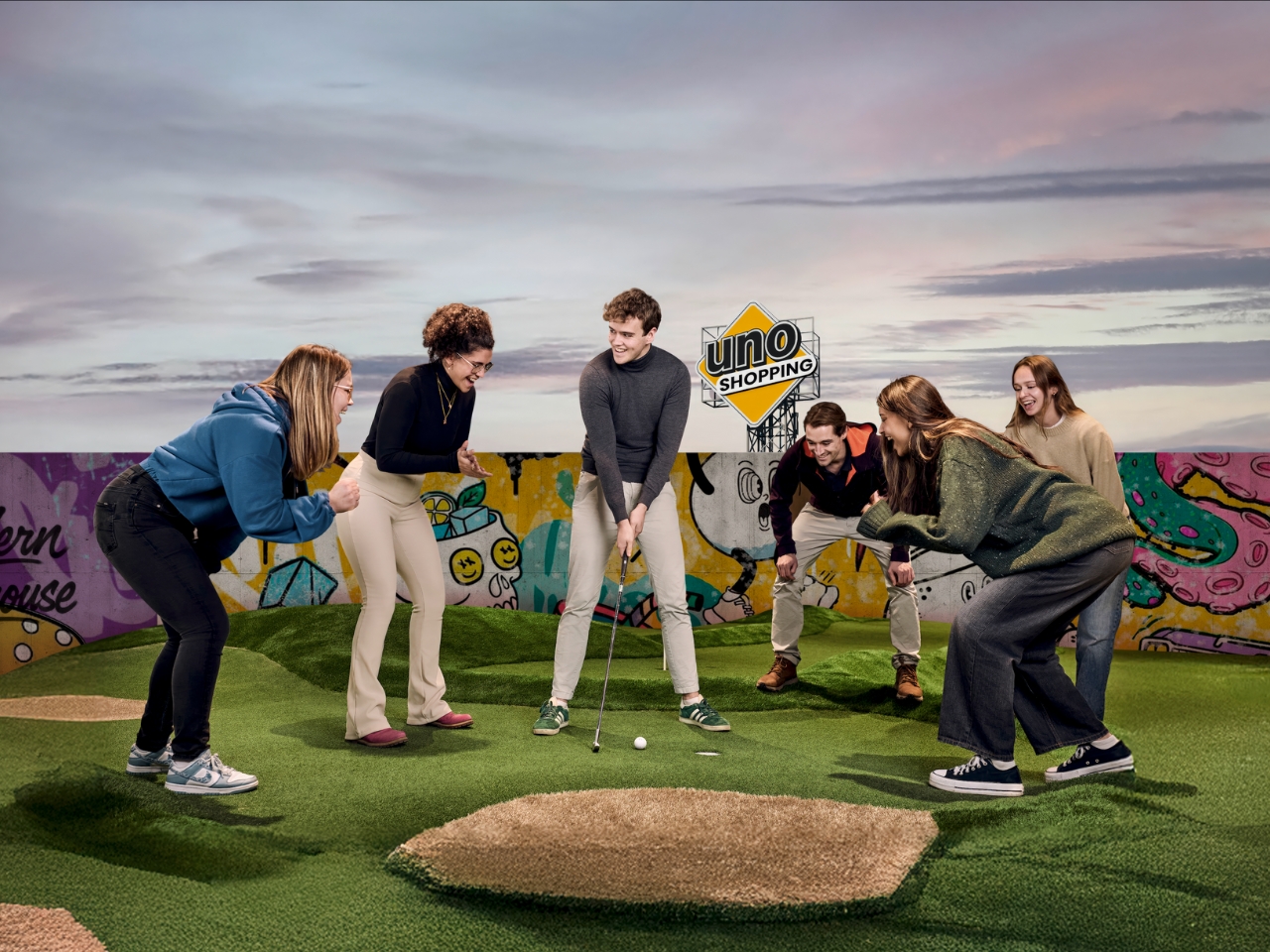 Gruppe beim Putten auf der Anlage von RUFF Minigolf in Leonding